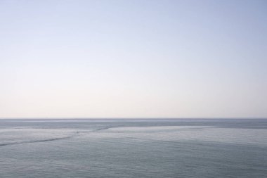 Arka plan olarak Akdeniz 'deki sisin içindeki ufuk çizgisi