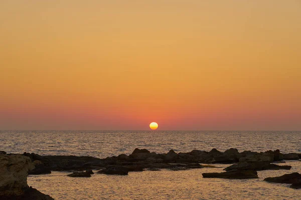 Красочный Закат Скалистом Средиземноморском Побережье — стоковое фото
