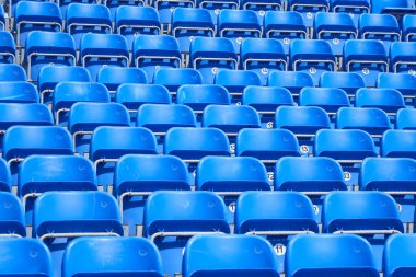 Stadyumdaki sandalyeler arka planda.