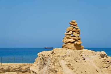 Bulanık bir arka plan ile üst üste istiflenmiş taşlar