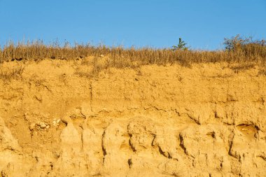 Kum tepesi açık mavi gökyüzüne karşı doğal bir arka plan olarak