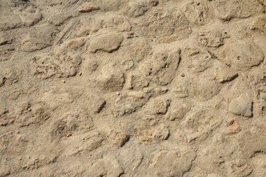 Duvar dekoratif arka plan olarak taşlardan yapılmıştır.