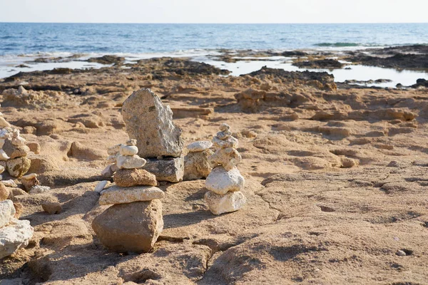 Figuras Feitas Pedras Nas Margens Mar Mediterrâneo — Fotografia de Stock