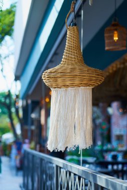 Arka planda bulanık bir kafe ile fener yakın çekim