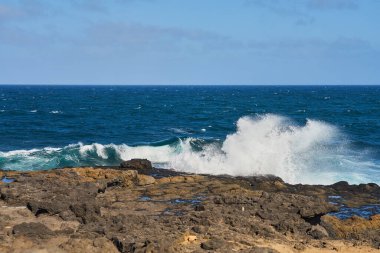 Gran Canaria kıyılarında kayalar ve taşlar.