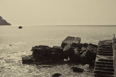 Gran Canaria kıyılarında kayalar ve taşlar.