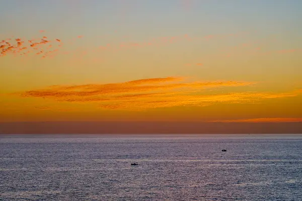Gran Canaria sahilinde renkli gün doğumu.