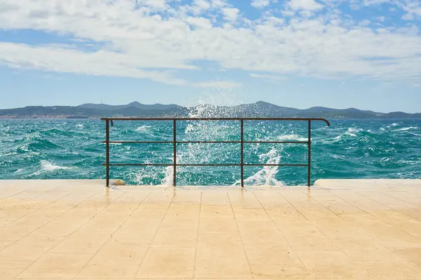 Hırvatistan 'ın Zadar kentinde rıhtımdaki demiryolları