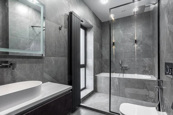 Modern Döşenmiş Banyo Koyu Gri Tasarımı Granit Gri Fayanslarla Telifsiz Stok Imajlar