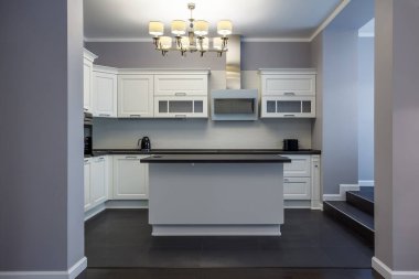 Mutfak mutfak, mutfak gereçleri ve aletlerle dolu. Mutfağın çalışma alanı..