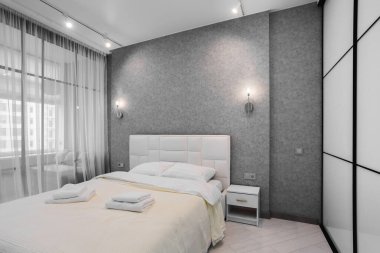 Yatak odası ve yaşam alanı olan modern stüdyo daire tasarımı. Otel odası, büyük boy yatak, kanepe, cam sürgülü kapı. Şehir konsepti