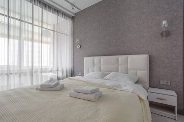 Yatak odası ve yaşam alanı olan modern stüdyo daire tasarımı. Otel odası, büyük boy yatak, kanepe, cam sürgülü kapı. Şehir konsepti