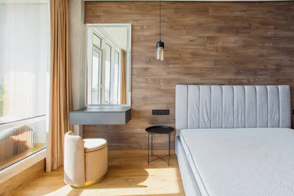Büyük, modern yatak odası. Yatak başlıklı ahşap kaplamalı duvarlar