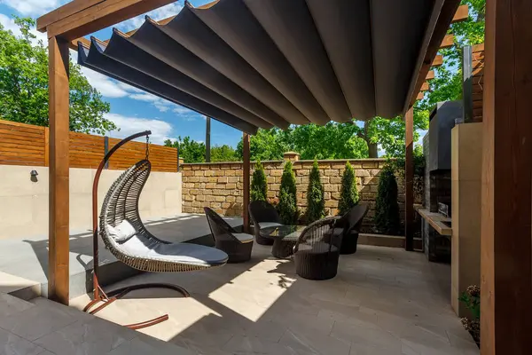 Arka bahçe pergola, şömine ve sallanan sandalyeli bbq bölgesi..