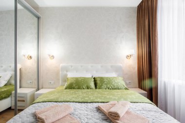 Yatak odası ve yaşam alanı olan modern stüdyo daire tasarımı. Otel odası, büyük boy yatak, kanepe, cam sürgülü kapı. Şehir konsepti