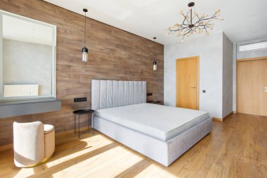 Büyük, modern yatak odası. Yatak başlıklı ahşap kaplamalı duvarlar