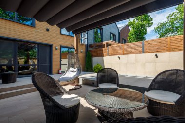 Arka bahçe pergola, şömine ve sallanan sandalyeli bbq bölgesi..