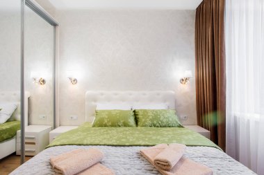 Yatak odası ve yaşam alanı olan modern stüdyo daire tasarımı. Otel odası, büyük boy yatak, kanepe, cam sürgülü kapı. Şehir konsepti