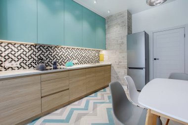 Düz dizaynlı yenilenmiş mutfak ünitesi.