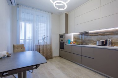 Düz dizaynlı yenilenmiş mutfak ünitesi.