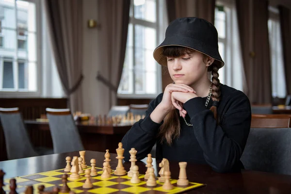 Kız Satranç Oynuyor Satranç Tahtasındaki Parçalar Satranç Oyunu Yakın Plan — Stok fotoğraf