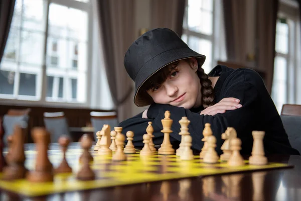 Foto de Adolescente Jogando Xadrez Sozinho e mais fotos de stock