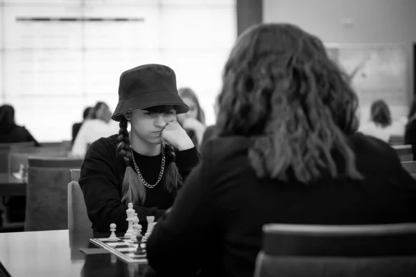 Flickan Spelar Schack Bitarna Schackbrädet Schackspel Närbild Porträtt Schackturnering Tävling — Stockfoto