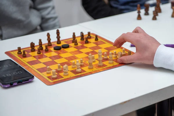 Šachista Drží Kus Hraje Šachy Šachovnici Pozadí Herní Turnaj Koncept — Stock fotografie