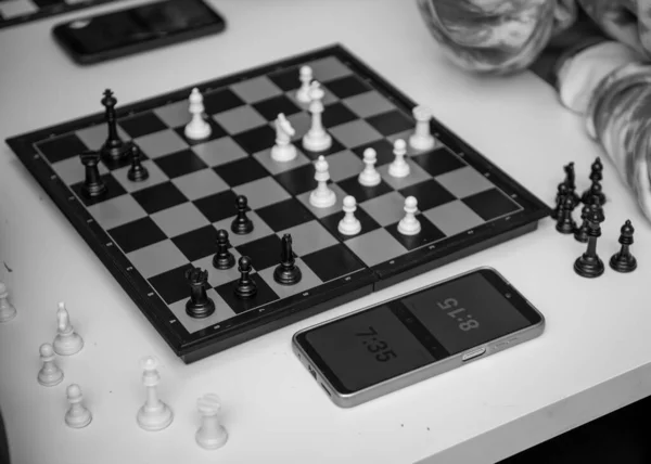 Satranç Tahtası Masada Satranç Fotoğrafı Saat Stratejik Satranç Oyunu Beyaz — Stok fotoğraf