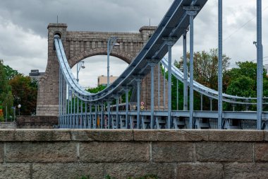 Wroclaw, Polonya 20.08.2022: Grunwald Köprüsü manzaralı. Nehrin üzerindeki taş köprü. Şehir köprüsü.