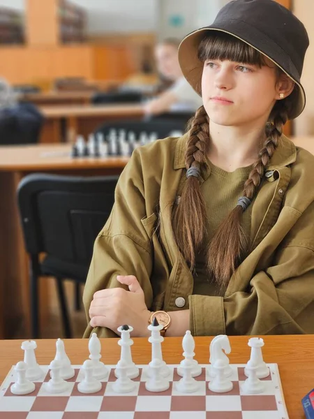 Девушка Играет Шахматы Кусочки Шахматной Доске Шахматная Игра Крупный План — стоковое фото