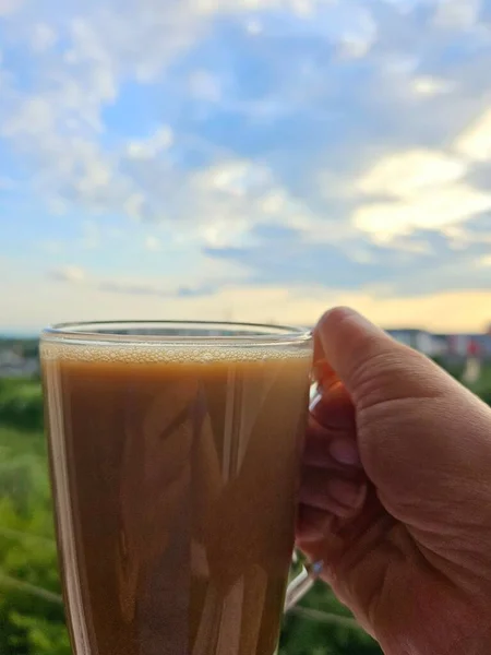 Dłoń Trzymająca Filiżankę Kawy Tle Zachodu Słońca — Zdjęcie stockowe