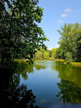 Nehrin güzel manzarası. Parktaki gölet manzarası