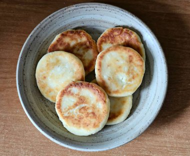 Lezzetli hamur işlerinin yakın çekimi. Peynirli kekler, krepler