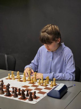 Satranç oynayan genç bir kız. satranç oyunu.