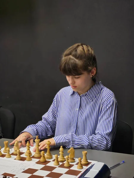 Ung Flicka Spelar Schack Schackspel — Stockfoto