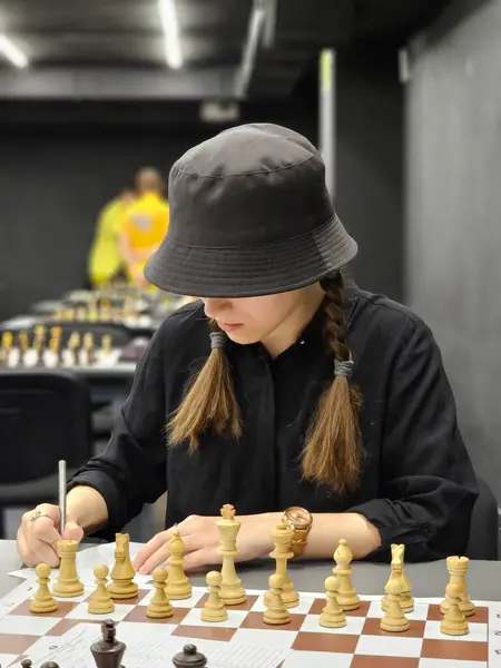 Satranç Oynayan Genç Bir Kız Satranç Oyunu — Stok fotoğraf