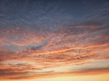 Alacakaranlıkta güzel bir gökyüzü. Gün batımında parlak gökyüzü