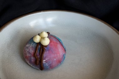 Japon tatlısı: Japon kibrit yeşil çayla servis edilen kırmızı fasulye mochi. Kırmızı fasulye daifuku ve taro daifuku odun keserken, seçici odaklanma. Lezzetli renkli mochi tatlılar pirinç hamuru ve malzemelerle