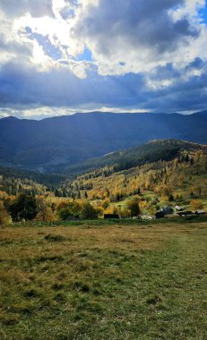 Dağlarda sonbahar. Orman ve dağların manzarası. Ukrayna 'da Panorama