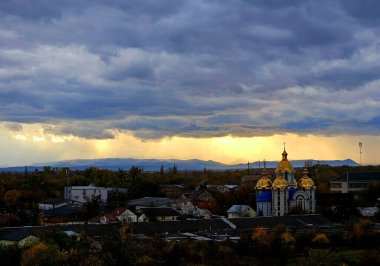 Şehir manzarasının en üst görüntüsü. Gün batımı. Kilisenin manzarası