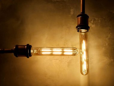 Eski ampuller. Yanan ampuller kapanıyor. Koyu arkaplanda antika elektrik lambaları olan yakın çekim ampulü.