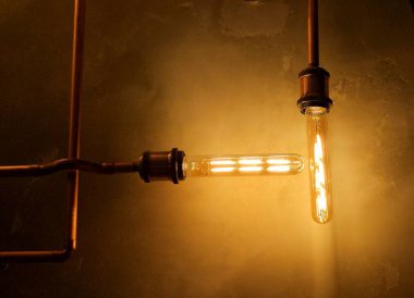 Eski ampuller. Yanan ampuller kapanıyor. Koyu arkaplanda antika elektrik lambaları olan yakın çekim ampulü.