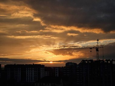 Şehrin üzerinde güzel bir günbatımı. Gün batımında renkli bulutlar. Şehrin üzerinde gün batımı