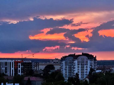 Şehrin üzerinde gün batımı
