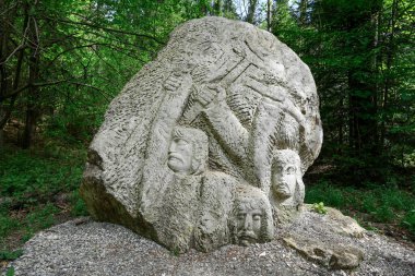 Ormandaki eski anıt