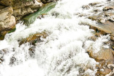 Dağlarda şelale, dağlarda dağ nehri