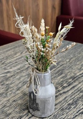 Vazoya saman çiçeği konmuş. Kurumuş Çiçek Dekorasyonu