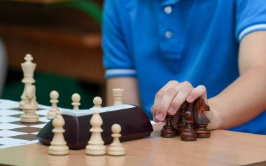 Üzerinde taşlar olan bir satranç tahtası, masada satranç oyunu.