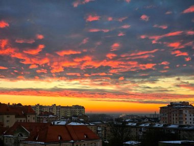 Şehrin güzel manzarası, şehrin üzerinde gün batımı. Şehrin üzerinde gün doğumu. Yeni bir günün başlangıcı.